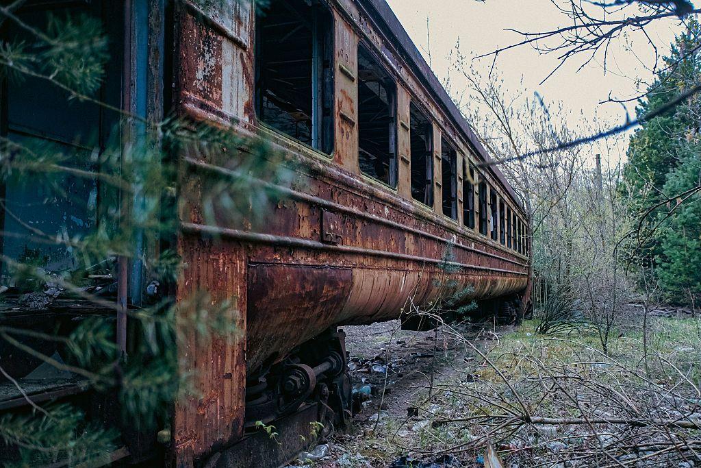 Vagones de un tren abandonado en la zona de exclusi&oacute;n de Chern&oacute;bil