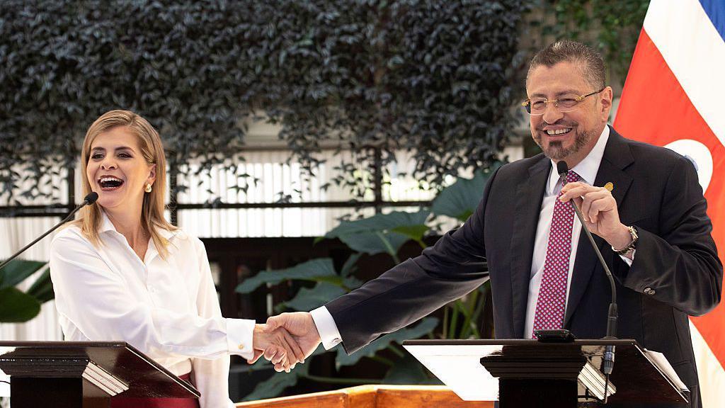 Rodrigo Chaves, presidente de Costa Rica, y Laura Fern&aacute;ndez, presidenta electa de Costa Rica, se dan la mano durante una conferencia de prensa