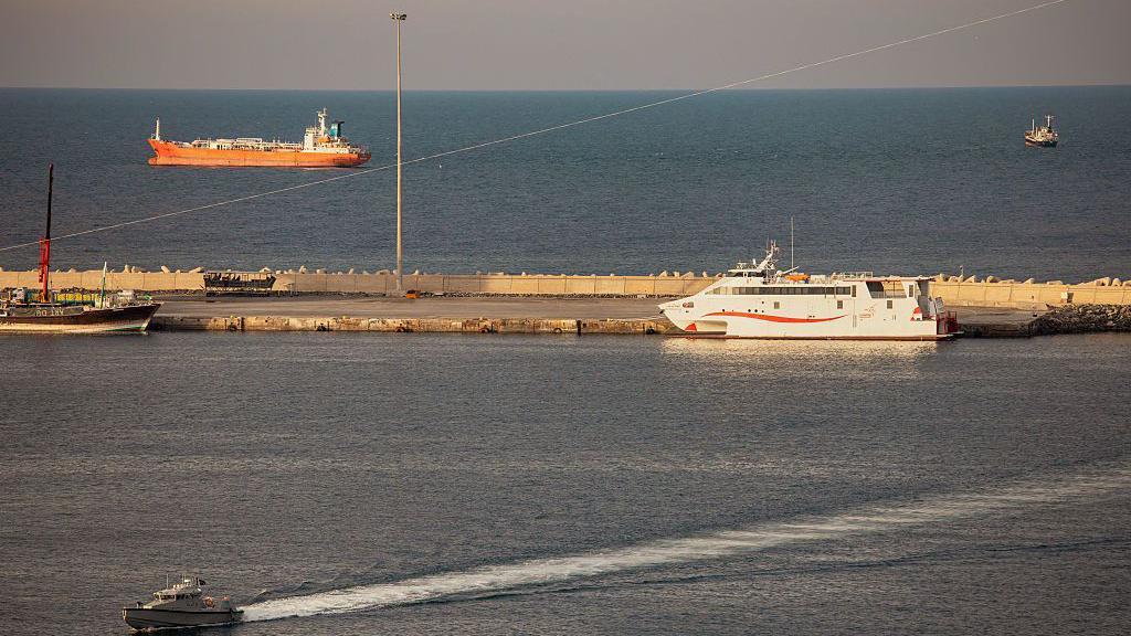 Petroleros y embarcaciones r&aacute;pidas que han echado anclas cerca del estrecho de Ormuz.