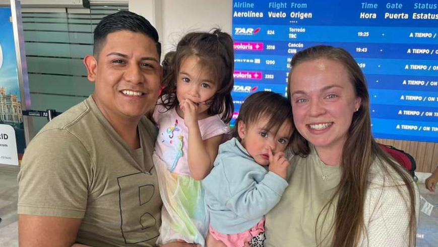 La familia P&eacute;rez en un aeropuerto de Ciudad de M&eacute;xico.