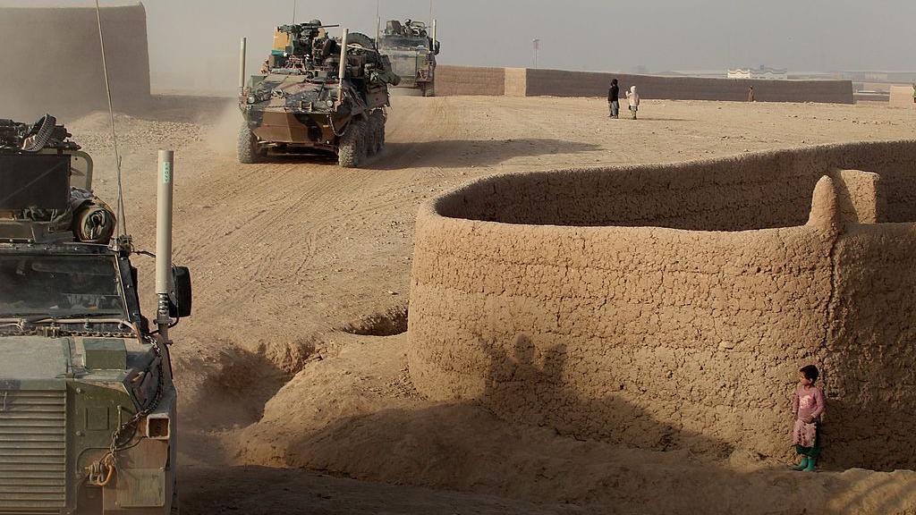 Un convoy del ej&eacute;rcito de Australia pasa por Tarin Kowt