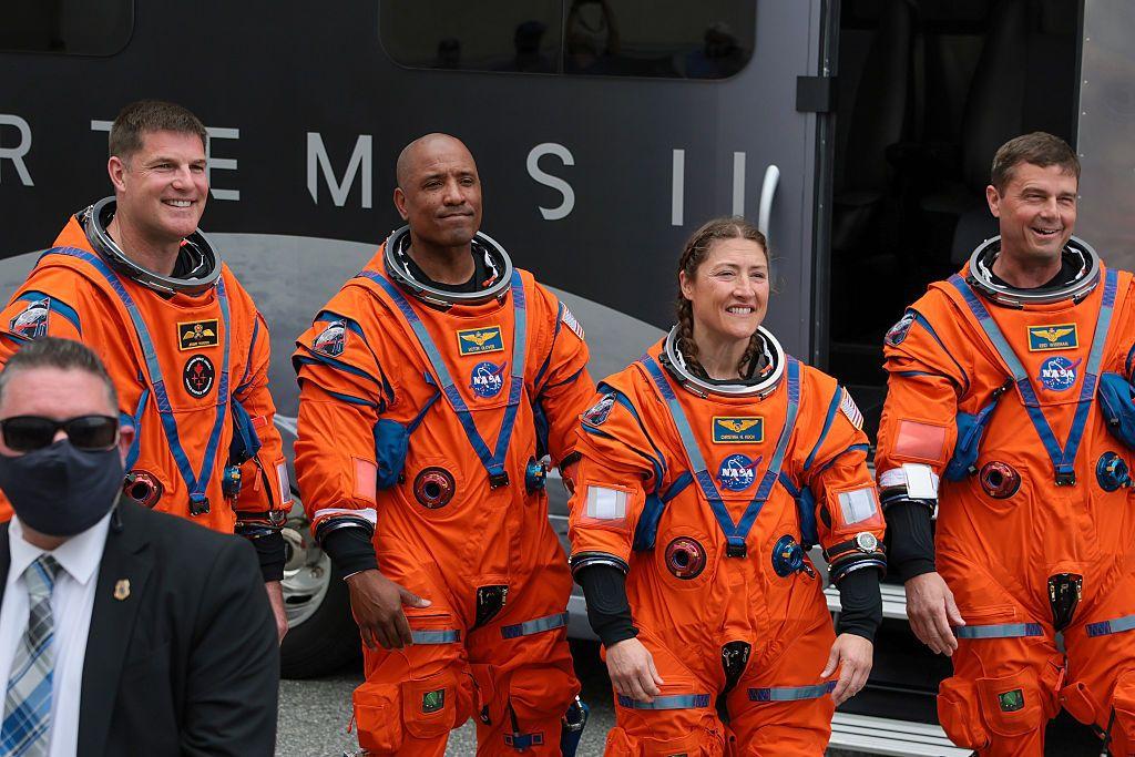 Los cuatro astronaustas vestidos a punto de abordar el cohete que los llev&oacute; al espacio.