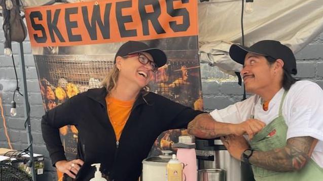 Raegan Klein y Alfredo Linares en su negocio de comida en Los &Aacute;ngeles, California.