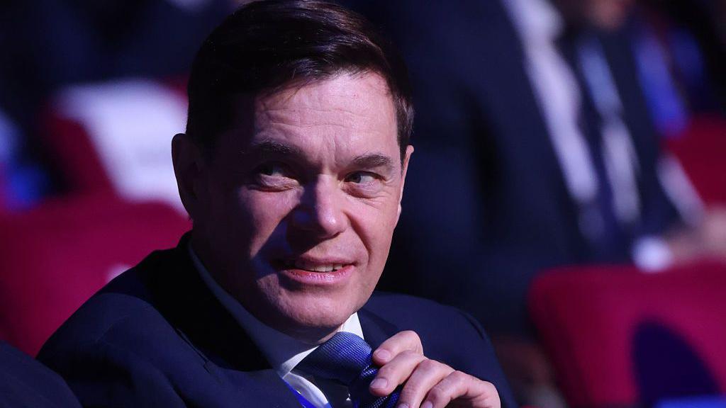 Una foto de cabeza y hombros de Alexei Mordashov. Tiene el pelo casta&ntilde;o oscuro y lleva un traje azul marino, camisa blanca y corbata azul. Foto: marzo de 2026