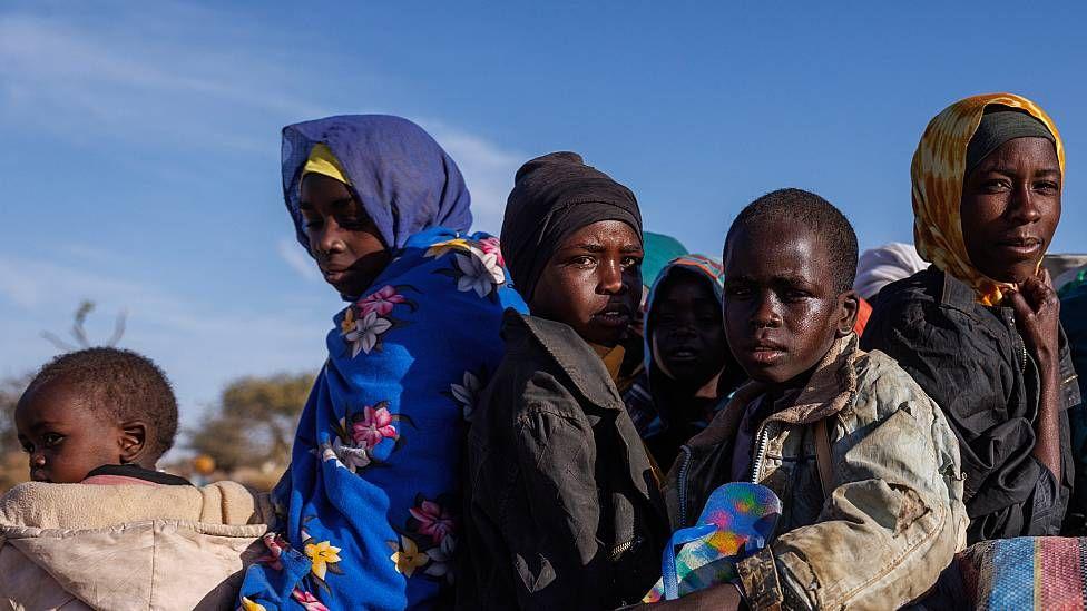 Mujeres y ni&ntilde;os y adolescentes refugiados de la violencia en Sud&aacute;n