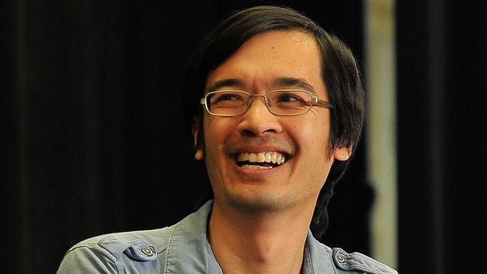 Terence Tao, que tiene puestos unos lentes y lleva una camisa color azul, sonr&iacute;e