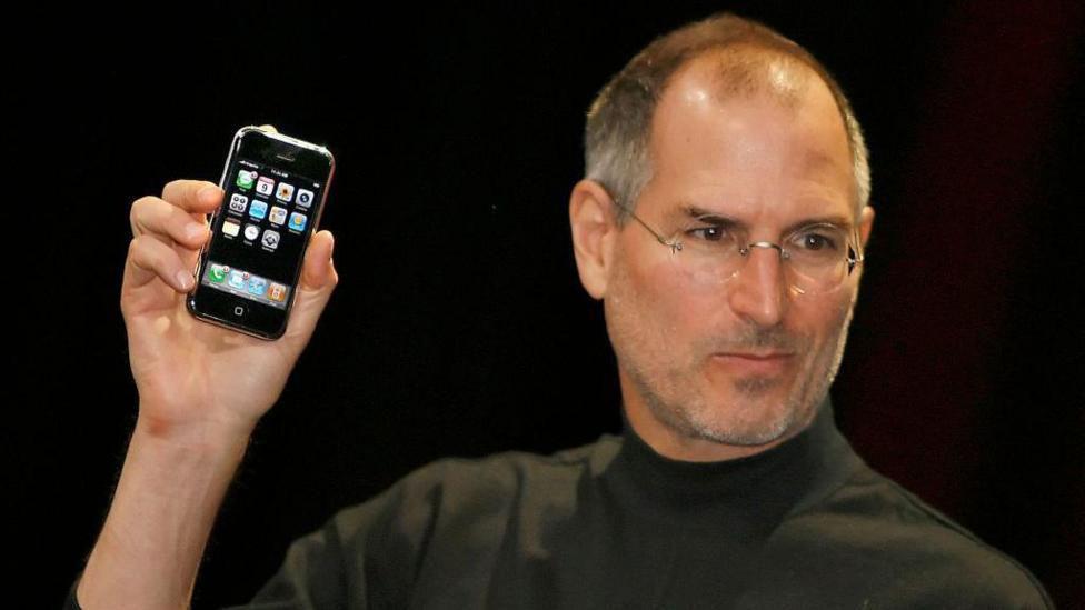 Steve Jobs  con un iPhone en la mano