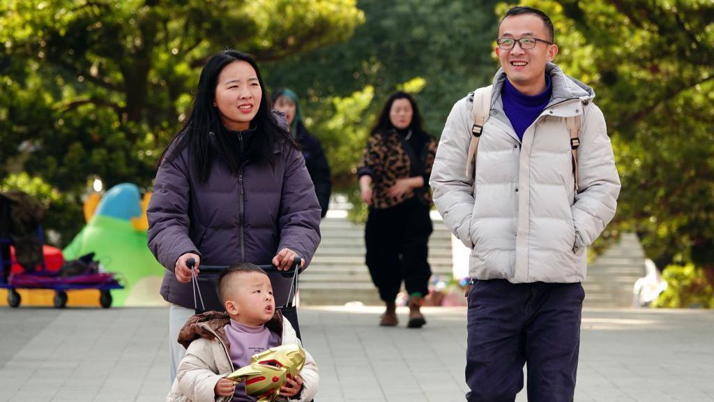 Una pareja con su hijo.