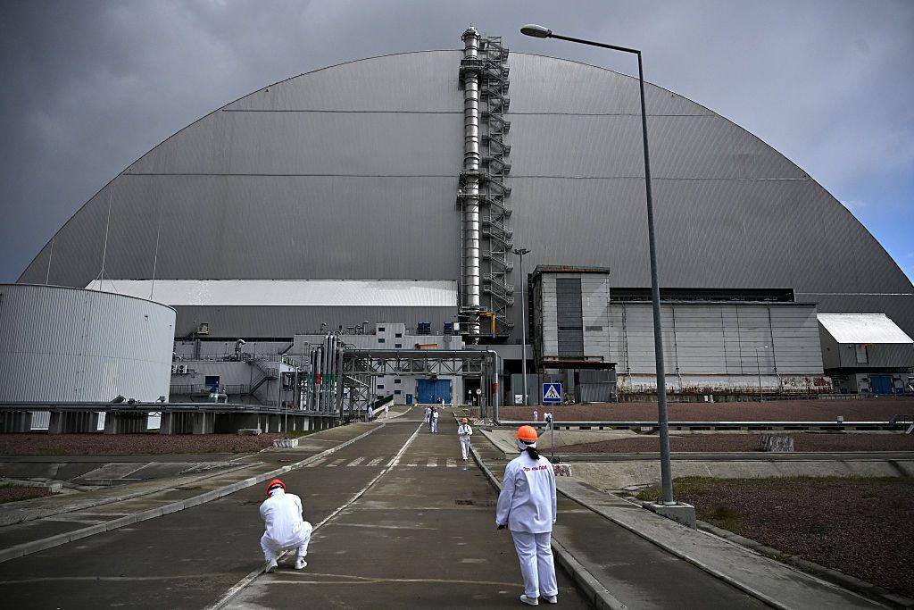 Foto que muestra el Nuevo Confinamiento Seguro, un domo de acero  dise&ntilde;ado para cubrir al reactor4 durante 100 a&ntilde;os.