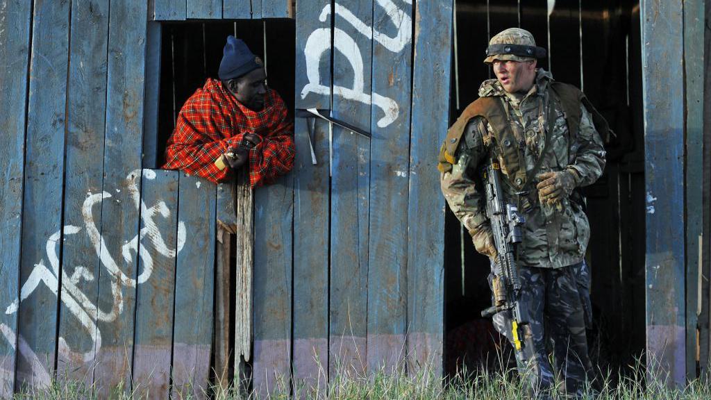 Un soldado y un hombre keniano, contratado para interpretar el papel de un insurgente, participan en un ejercicio militar simulado de la Unidad de Entrenamiento del Ej&eacute;rcito Brit&aacute;nico en Kenia (BATUK), junto con las Fuerzas de Defensa de Kenia (KDF), en el rancho Ol-Daiga, situado en lo alto de la meseta de Laikipia, en Kenia, el 27 de marzo de 2018.