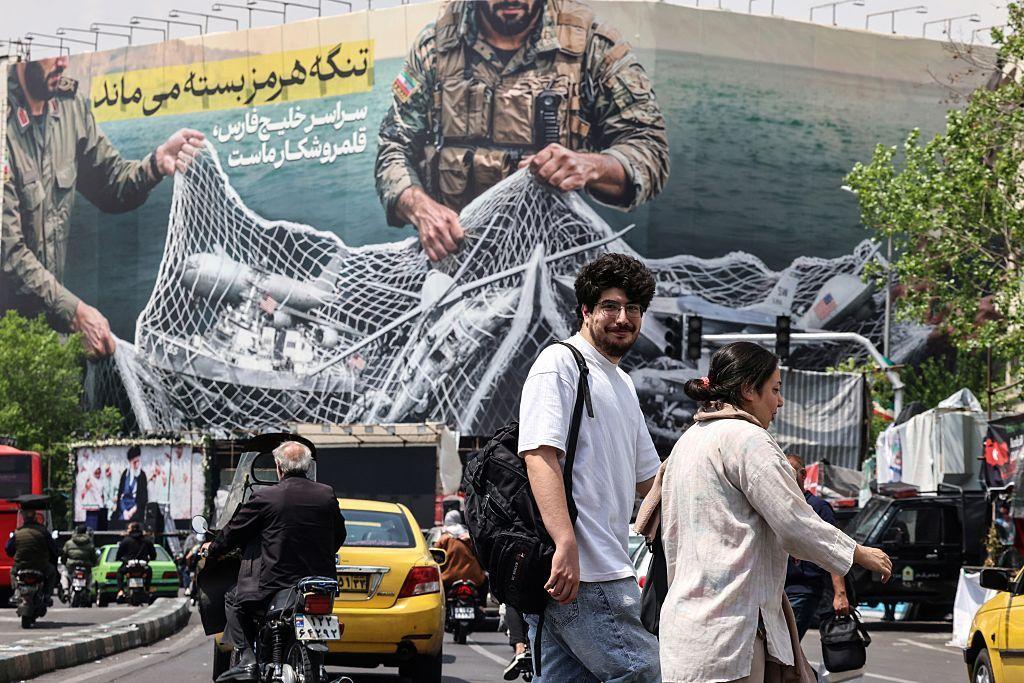 Una enorme valla publicitaria exhibe el lema "El estrecho de Ormuz permanece cerrado" en la plaza de la Revoluci&oacute;n de Teher&aacute;n.