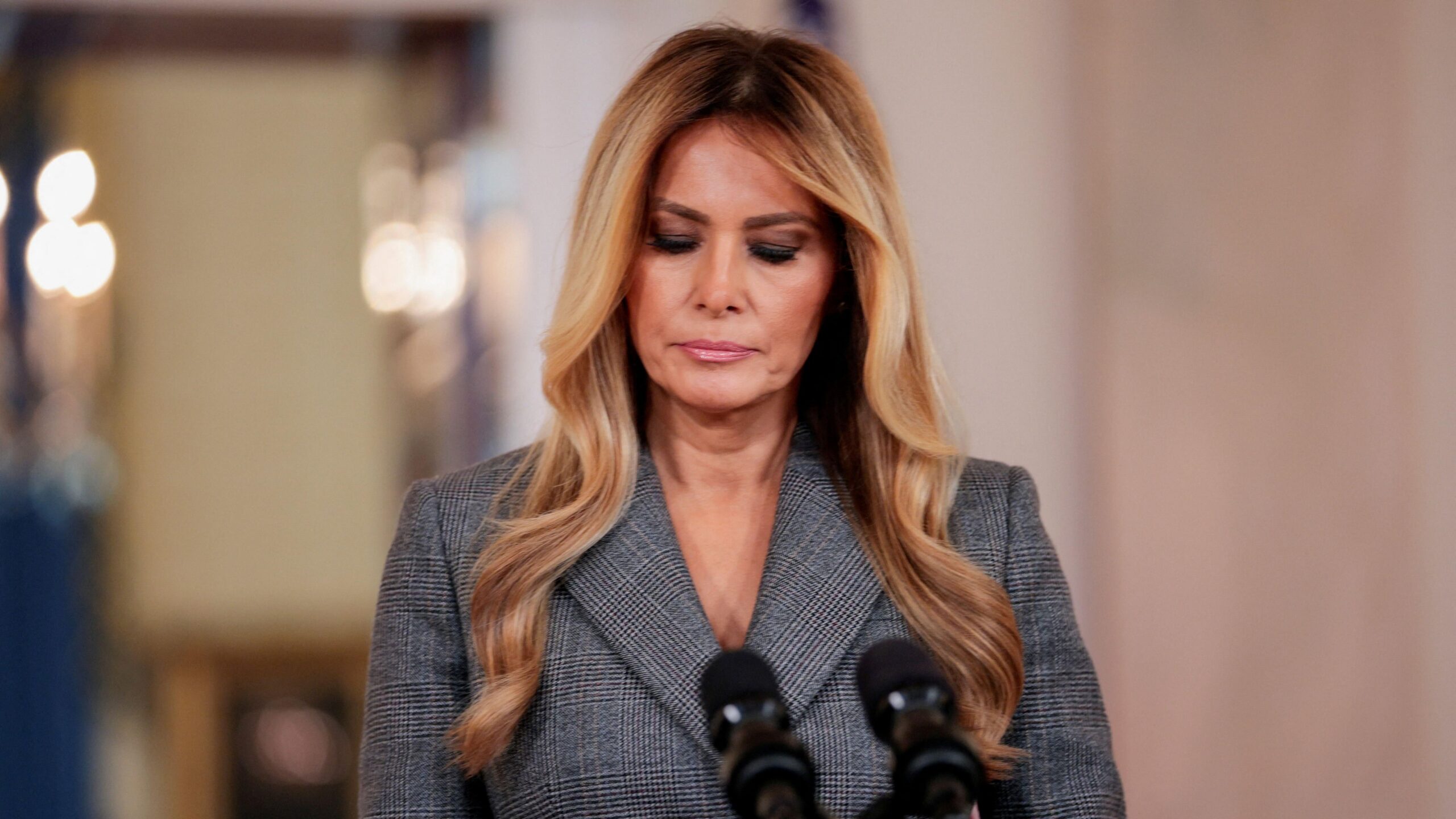 Melania Trump afirma que los rumores que la vinculan con Jeffrey Epstein “deben terminar hoy mismo”