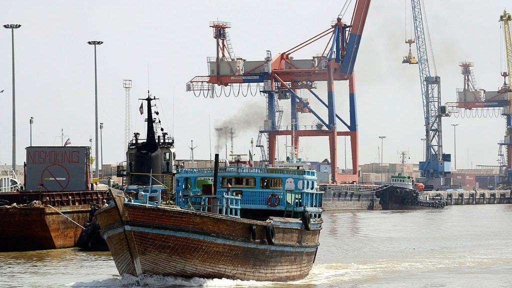 Una embarcaci&oacute;n con bandera iran&iacute; que transporta mercanc&iacute;as navega por el r&iacute;o Arvand en Jorramshahr el 17 de marzo de 2014; un r&iacute;o que marca la frontera entre Ir&aacute;n e Irak.