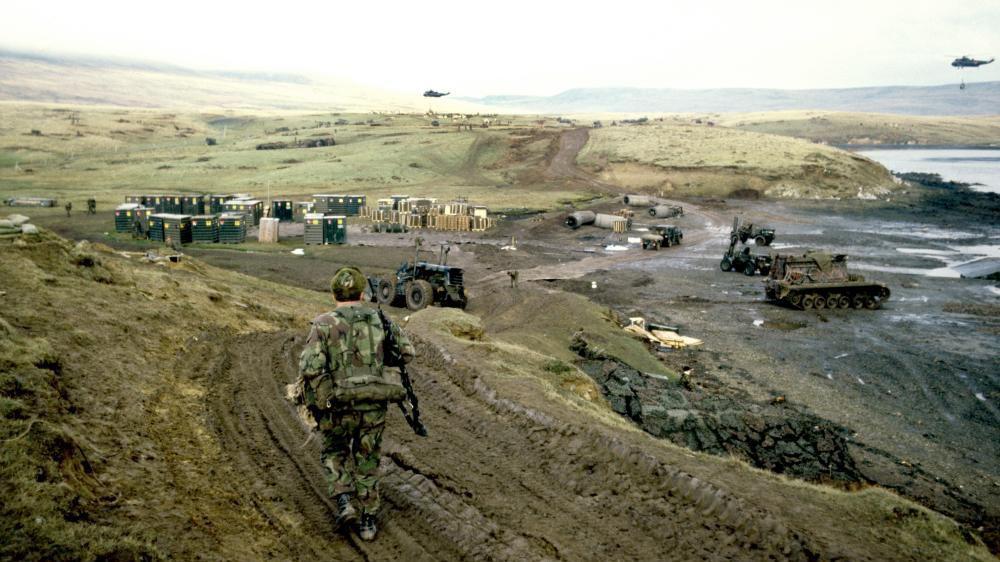 Soldados brit&aacute;nicos el 21 de mayo de 1982 en la bah&iacute;a de San Carlos, utilizando la zona como punto general de desembarco de suministros y equipos.