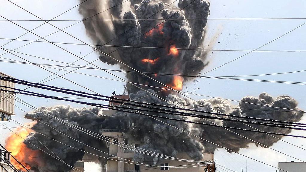 Una bola de fuego se eleva desde un edificio alcanzado por un ataque a&eacute;reo israel&iacute; en la zona de Abbasiyeh, en las afueras de la ciudad libanesa sure&ntilde;a de Tiro, el 8 de abril de 2026.