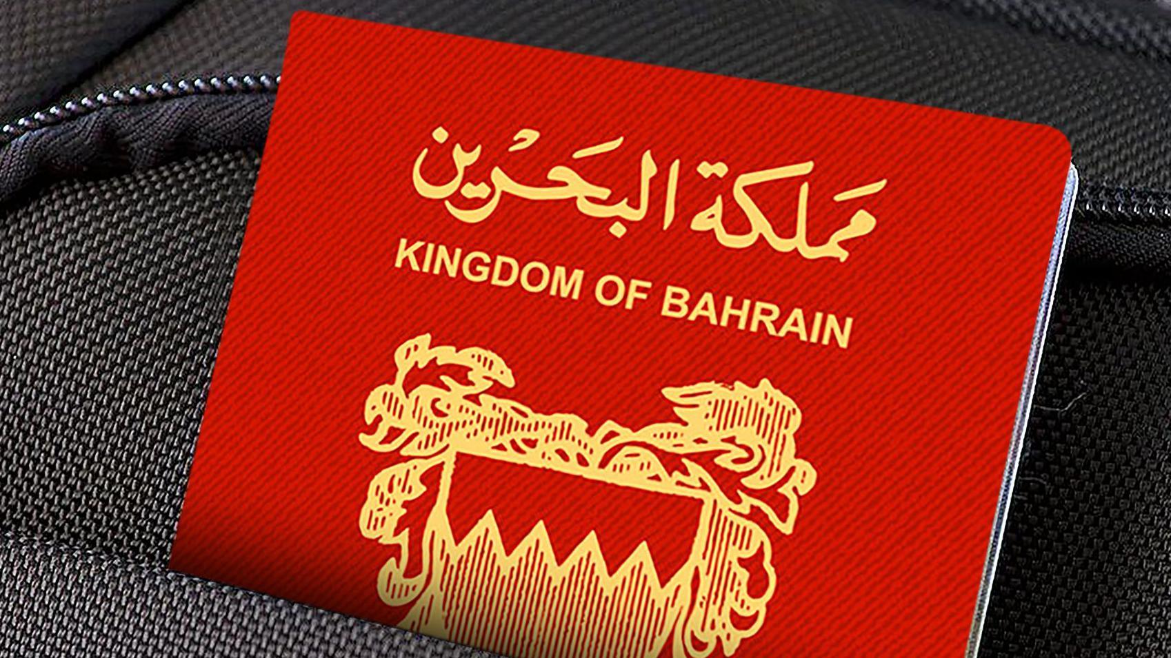 Una representaci&oacute;n de lo que parece ser un pasaporte del Reino de Bahr&eacute;in. Es rojo, con letras y un motivo dorados, y est&aacute; guardado en el bolsillo de lo que parece ser una bolsa negra.