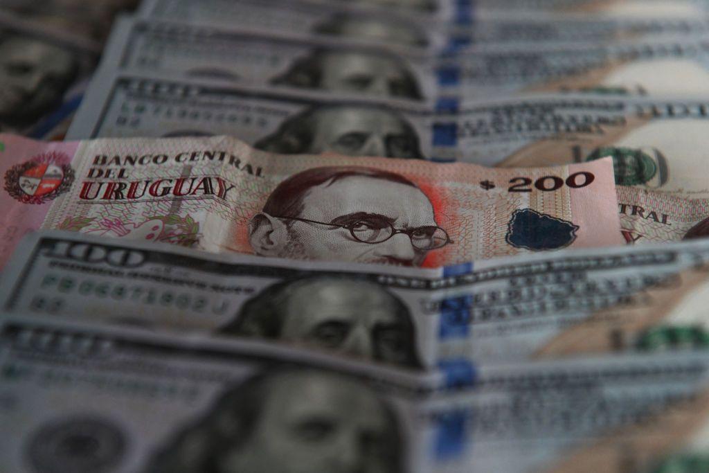 Billetes de d&oacute;lares y pesos uruguayos