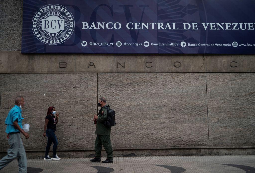 Qué significa para la economía de Venezuela que EE.UU. haya suavizado las sanciones contra los bancos estatales del país