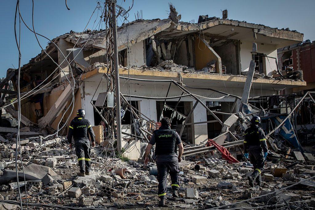 Equipos de emergencia entre los escombros de un edificio destruido en L&iacute;bano
