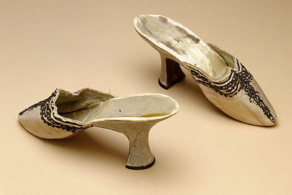 Las zapatillas de seda con cuentas que us&oacute; la reina se encuentran entre los art&iacute;culos que se exhibieron en la exposici&oacute;n "Estilo Mar&iacute;a Antonieta" en el Museo Victoria & Albert de Londres.