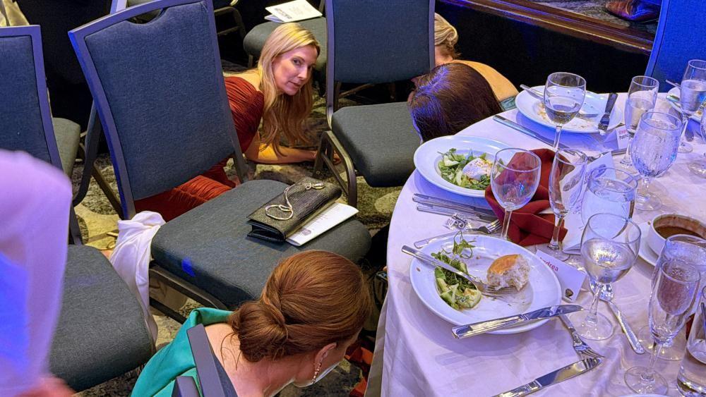 Los invitados buscan refugio cerca de una mesa tras escucharse disparos durante la cena de la Asociaci&oacute;n de Corresponsales de la Casa Blanca, celebrada en el hotel Washington Hilton de la capital estadounidense.