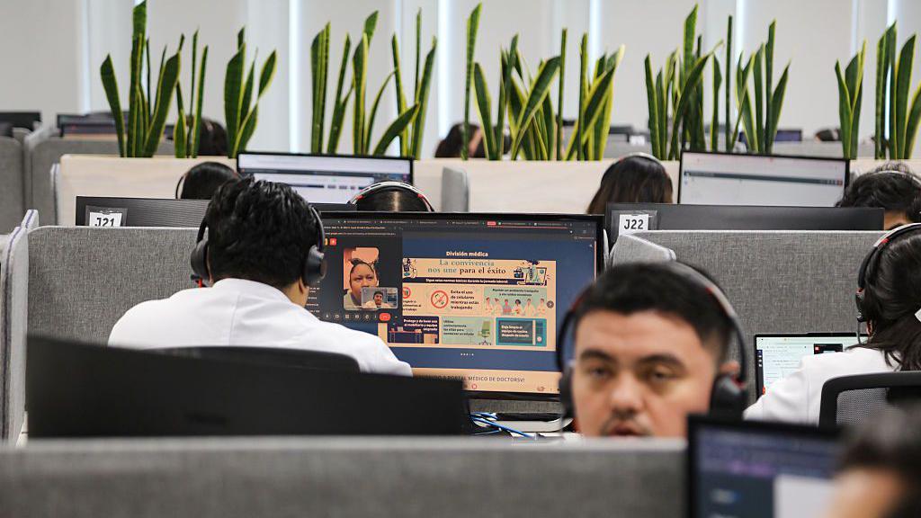 Un m&eacute;dico atiende virtualmente a un paciente durante una presentaci&oacute;n de prensa sobre el funcionamiento del Centro de Atenci&oacute;n M&eacute;dica de la plataforma digital DoctorSv