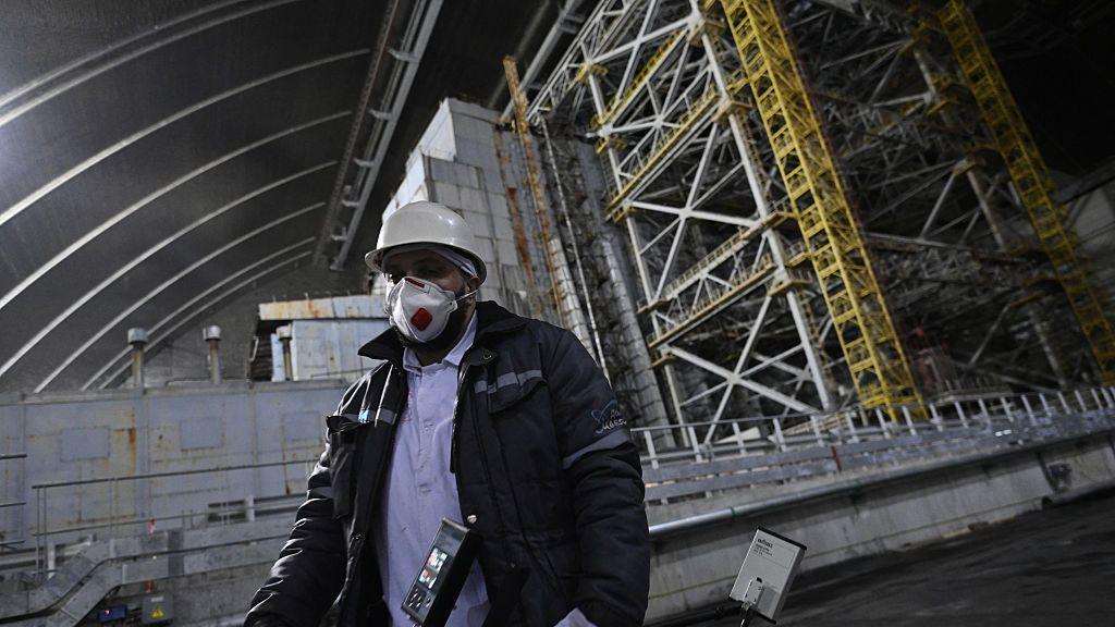 un trabajador en la central de Chern&oacute;bil