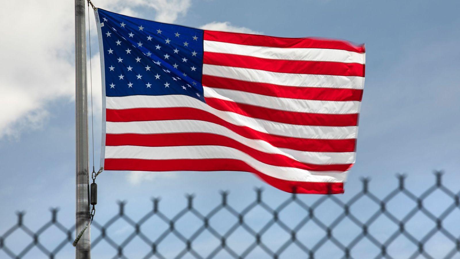 Bandera estadounidense flameando 