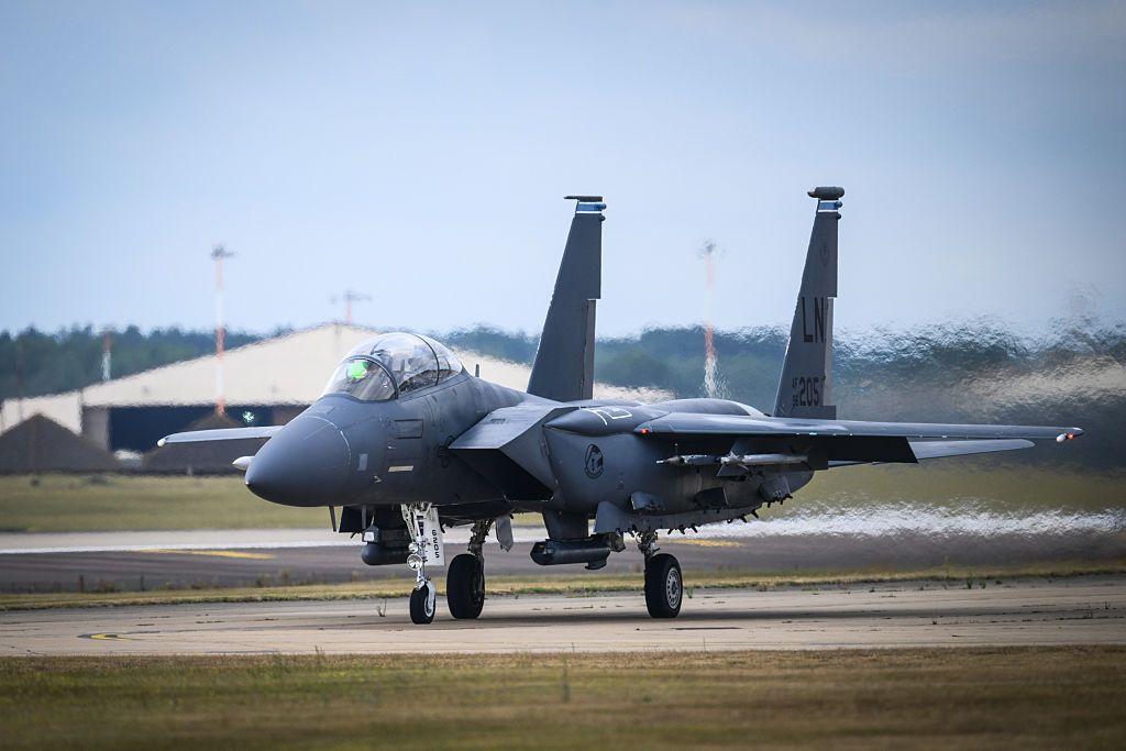 Un avi&oacute;n McDonnell Douglas F-15E Strike Eagle de la USAF se desplaza por la pista en la base a&eacute;rea de RAF Lakenheath el 22 de julio de 2025 en Lakenheath, Reino Unido.