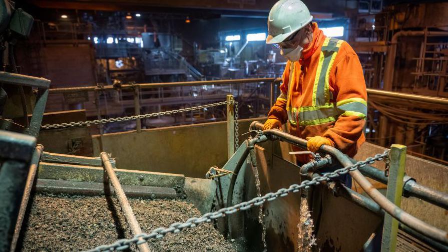 Un empleado trabaja en la planta minera de Northern Graphite en Lac-des-&Icirc;les, Quebec.
