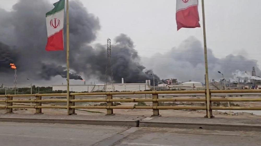 El humo se eleva desde la zona petroqu&iacute;mica de Mahshahr tras un ataque a&eacute;reo (04/04/26)