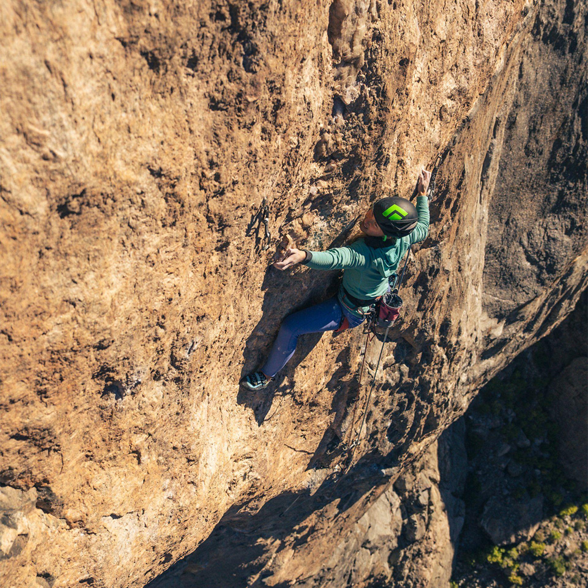 Hazel Findlay escalando un pared