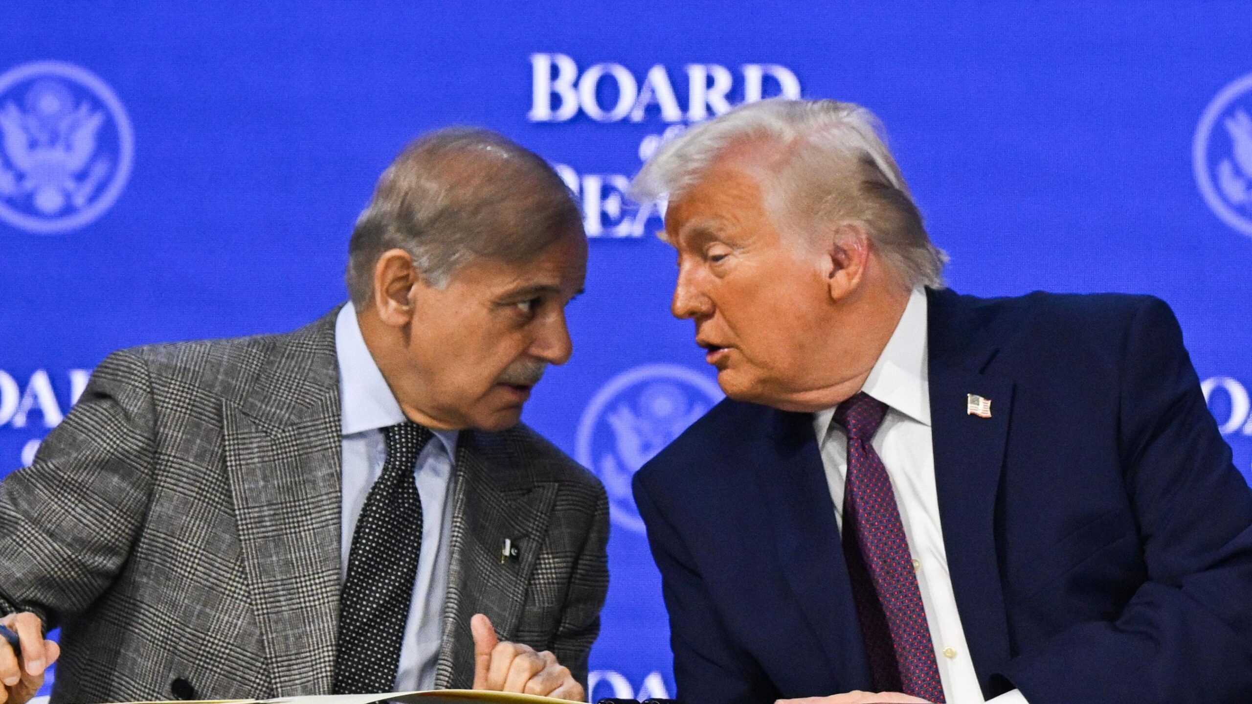 El primer ministro pakistan&iacute;, Shehbaz Sharif, junto al presidente de EE.UU., Donald Trump, en la reuni&oacute;n del Foro Econ&oacute;mico Mundial en Davos en 2026.