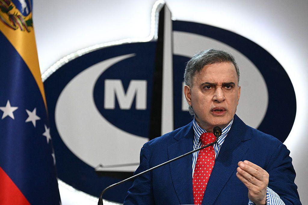 Tarek William Saab habla durante una conferencia de prensa donde puede verse de fondo el logro del Ministerio P&uacute;blico. 