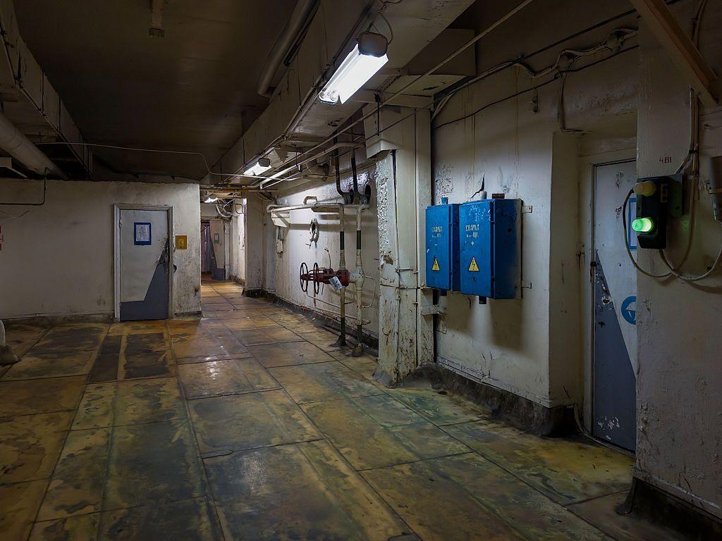 Un corredor al interior de la planta nuclear de Chern&oacute;bil.