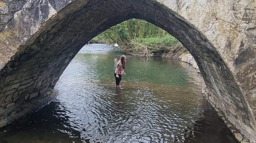 Evie en el r&iacute;o Ogmore, debajo de un puente 