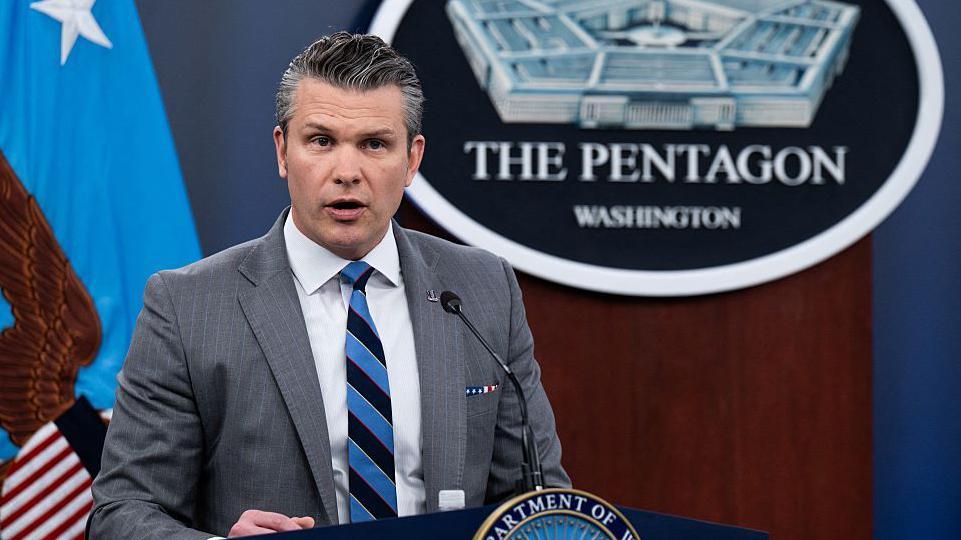 Pete Hegseth durante una alocuci&oacute;n