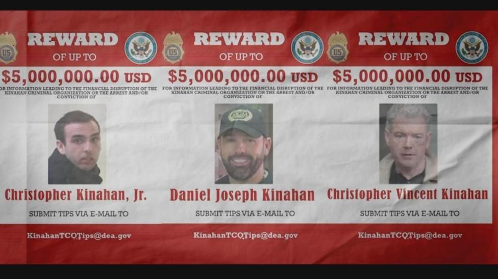 Un cartel de recompensa del FBI en rojo y blanco nombra a Christopher Jr., Christopher Vincent y Daniel Joseph Kinahan. Hay varias insignias y logotipos federales de EE. UU. Dice que ofrece una recompensa de US$5 millones por informaci&oacute;n sobre cada uno de los presuntos l&iacute;deres del cartel de Kinahan.