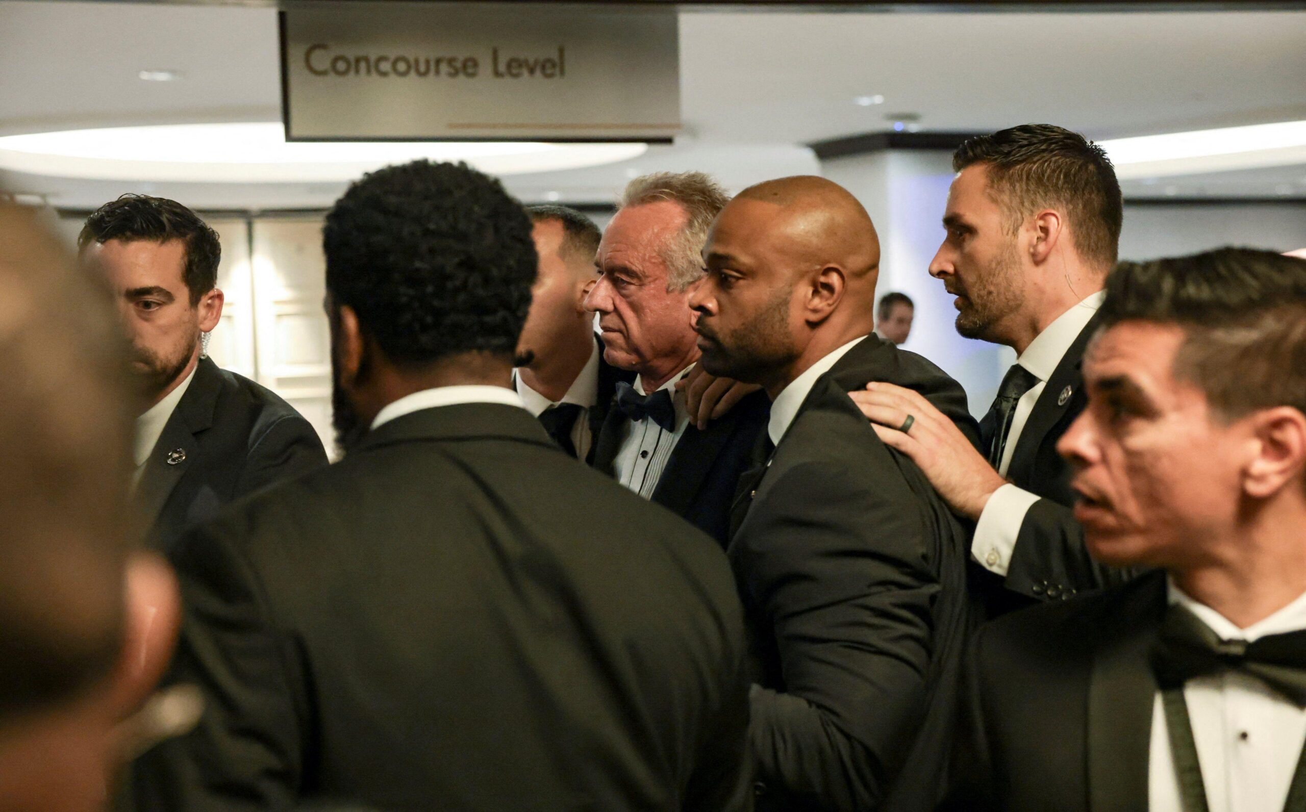 Robert Kennedy siendo escoltado por varios agentes del servicio secreto