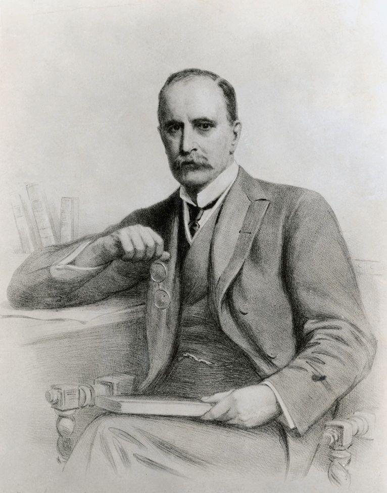 William Osler, con bigote, est&aacute; sentado con un libro en una mano y en la otra tiene los lentes. Est&aacute; vestido con corbata negra, chaleco y traje.