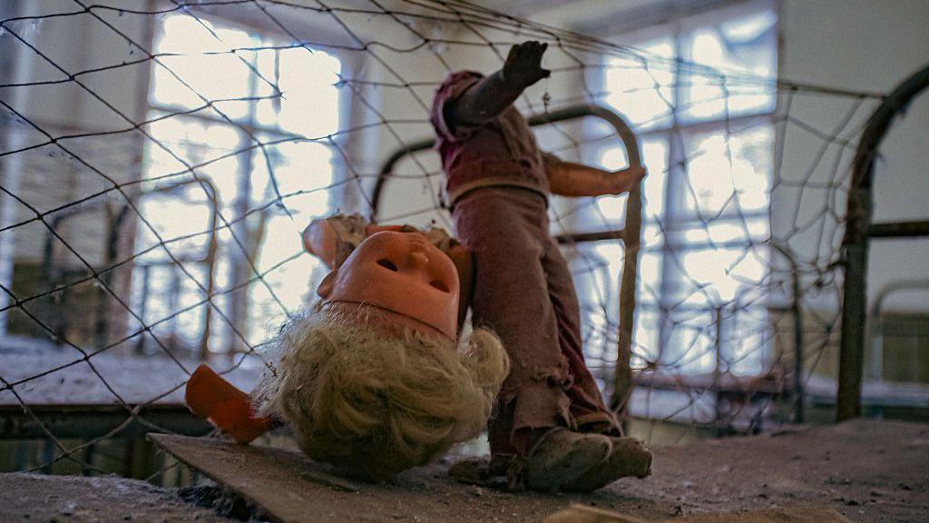 Una mu&ntilde;eca con la cabeza separada en un edificio abandonado de la zona de exclusi&oacute;n de Chern&oacute;bil