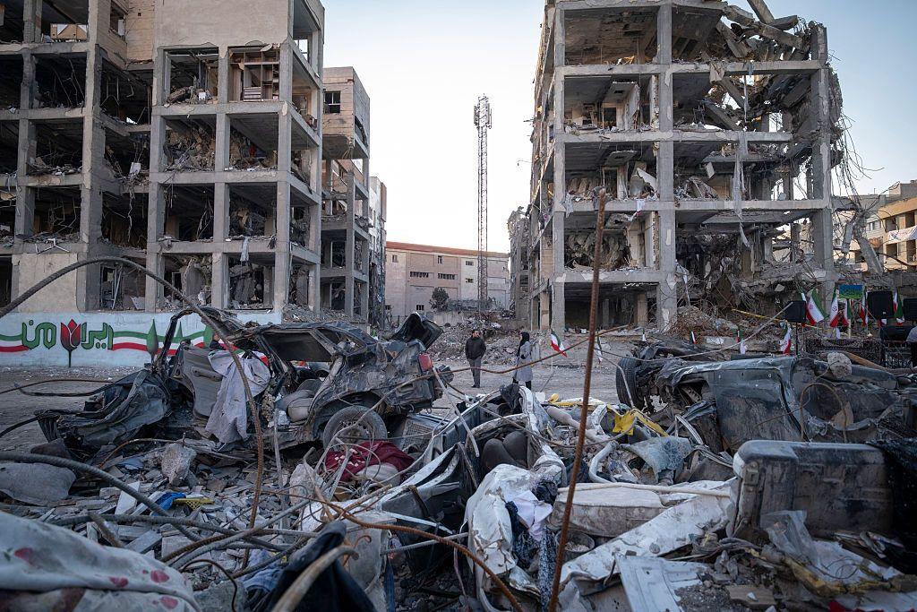 Unas personas visitan una zona residencial de Teher&aacute;n (Ir&aacute;n) el 9 de abril de 2026, que result&oacute; afectada durante las operaciones militares estadounidenses e israel&iacute;es del 9 de marzo.