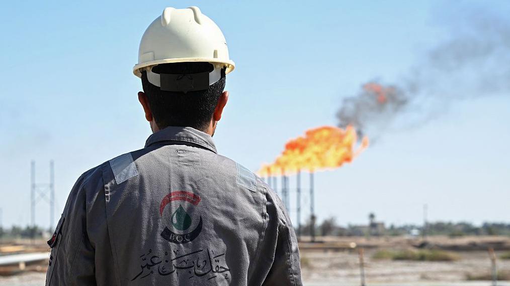 Un empleado de la Compa&ntilde;&iacute;a Petrolera de Basora inspecciona el yacimiento de petr&oacute;leo y gas de Nahr Bin Umar, en las afueras de la ciudad iraqu&iacute; sure&ntilde;a de Basora, el 29 de abril de 2026.