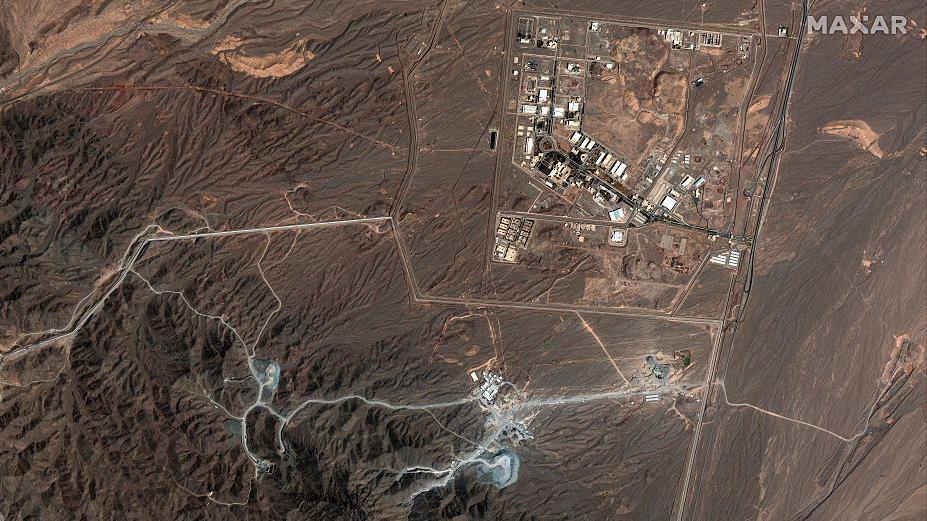 Una imagen satelital de Vantor muestra la instalaci&oacute;n nuclear de Natanz y el complejo de t&uacute;neles subterr&aacute;neos adyacente, situados en la zona monta&ntilde;osa del monte Pickaxe.