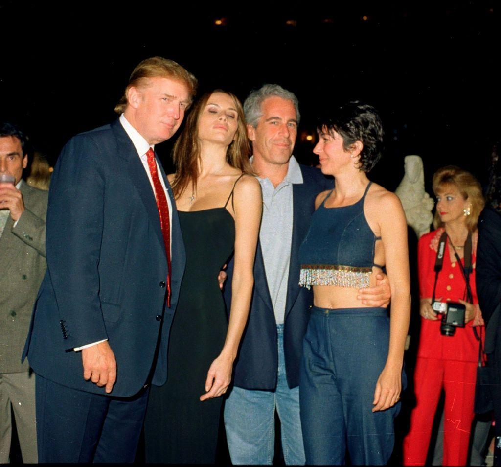 De izquierda a derecha: el empresario inmobiliario estadounidense Donald Trump y su novia (y futura esposa), la exmodelo Melania Knauss; el financiero (y futuro delincuente sexual convicto) Jeffrey Epstein, y la socialit&eacute; brit&aacute;nica Ghislaine Maxwell posan juntos en el club Mar-a-Lago, en Palm Beach, Florida, el 12 de febrero de 2000.