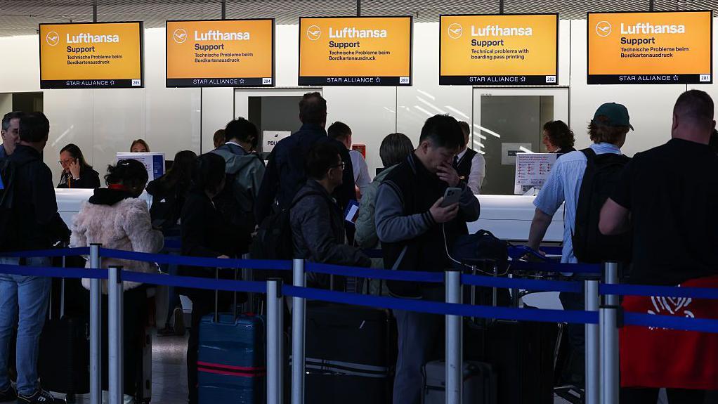 Pasajeros en fila en el counter de Lufthansa