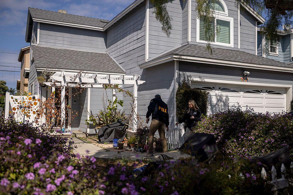 Agentes del FBI visitan una residencia junto a una casa vinculada a Cole Tomas Allen, quien fue identificado como el sospechoso en el tiroteo de la Cena de Corresponsales de la Casa Blanca, en Torrance, California, el domingo 26 de abril de 2026. (Foto de Stephen Lam/San Francisco Chronicle v&iacute;a Getty Images)
