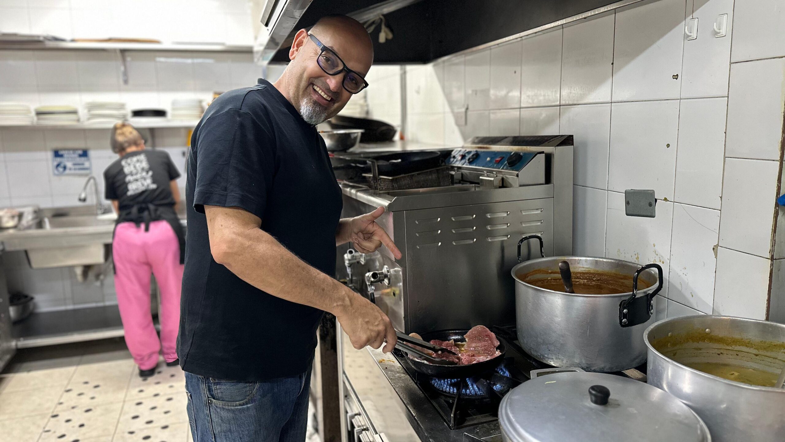 Mauricio Jaramillo, en la cocina de su restaurante en un barrio c&eacute;ntrico de Medell&iacute;n. 