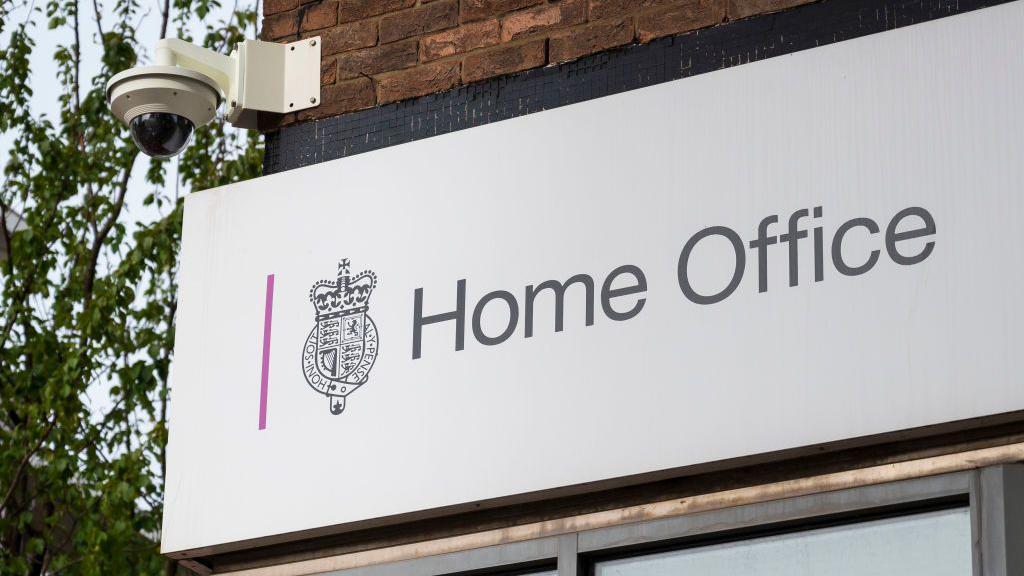 Cómo una red clandestina de abogados alienta a migrantes a fingir ser homosexuales para obtener asilo en Reino Unido