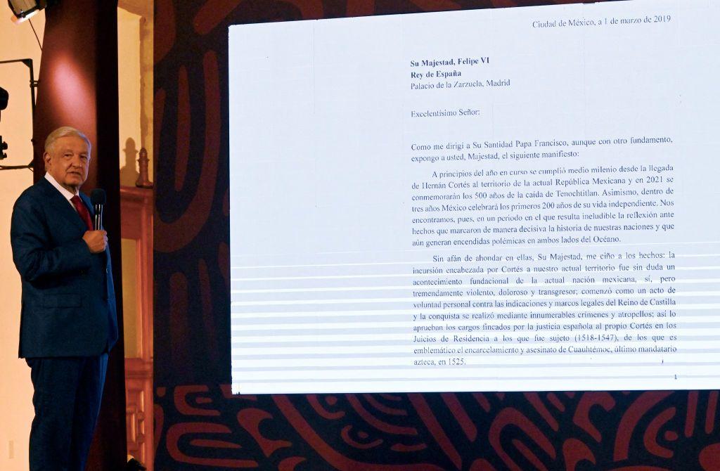 L&oacute;pez Obrador junto a una pantalla en 2019.